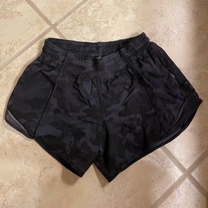 Lululemon Hotty low rise lined short 4”